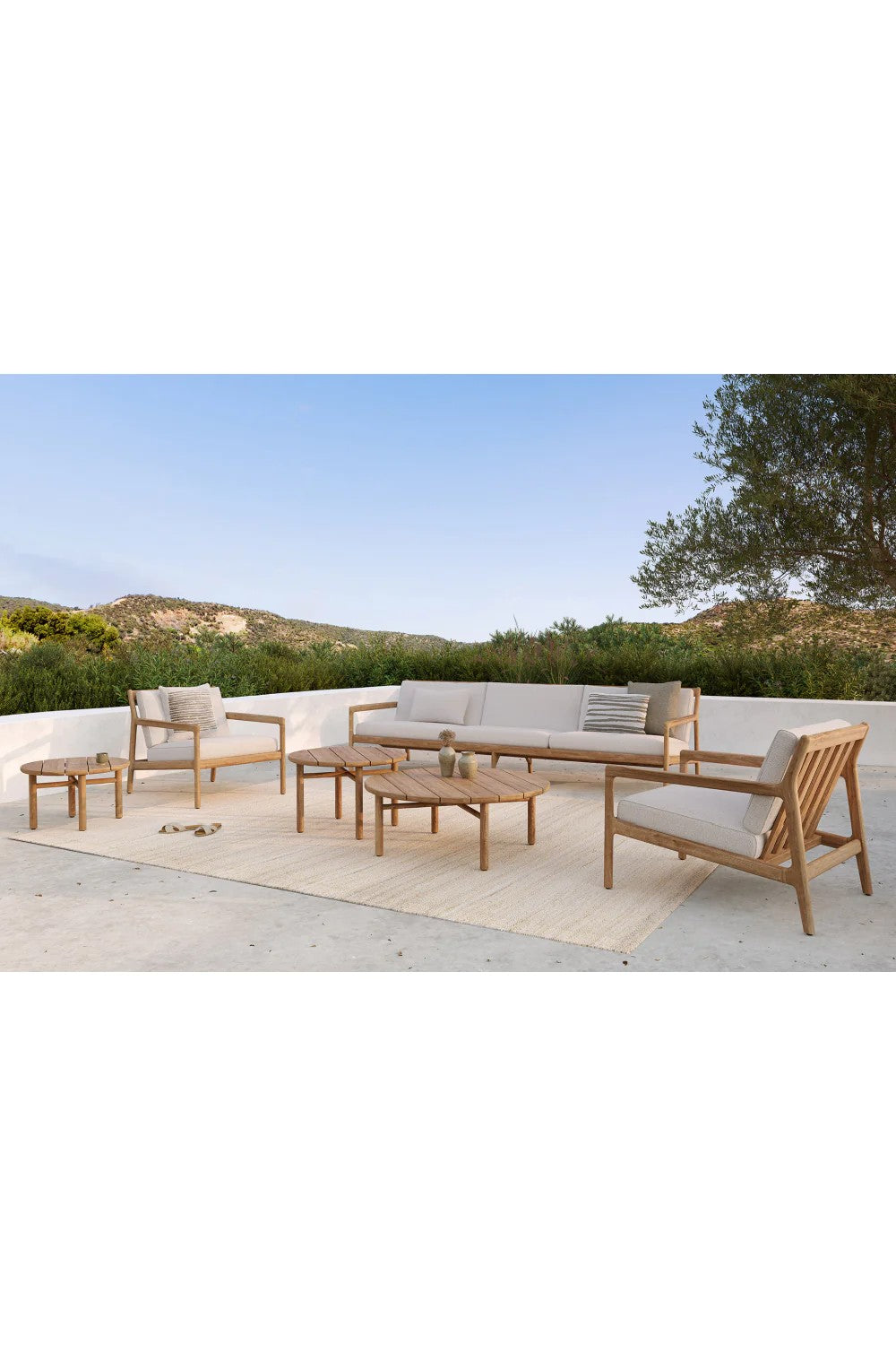 Round Slatted Outdoor Coffee Table | Ethnicraft Quatro