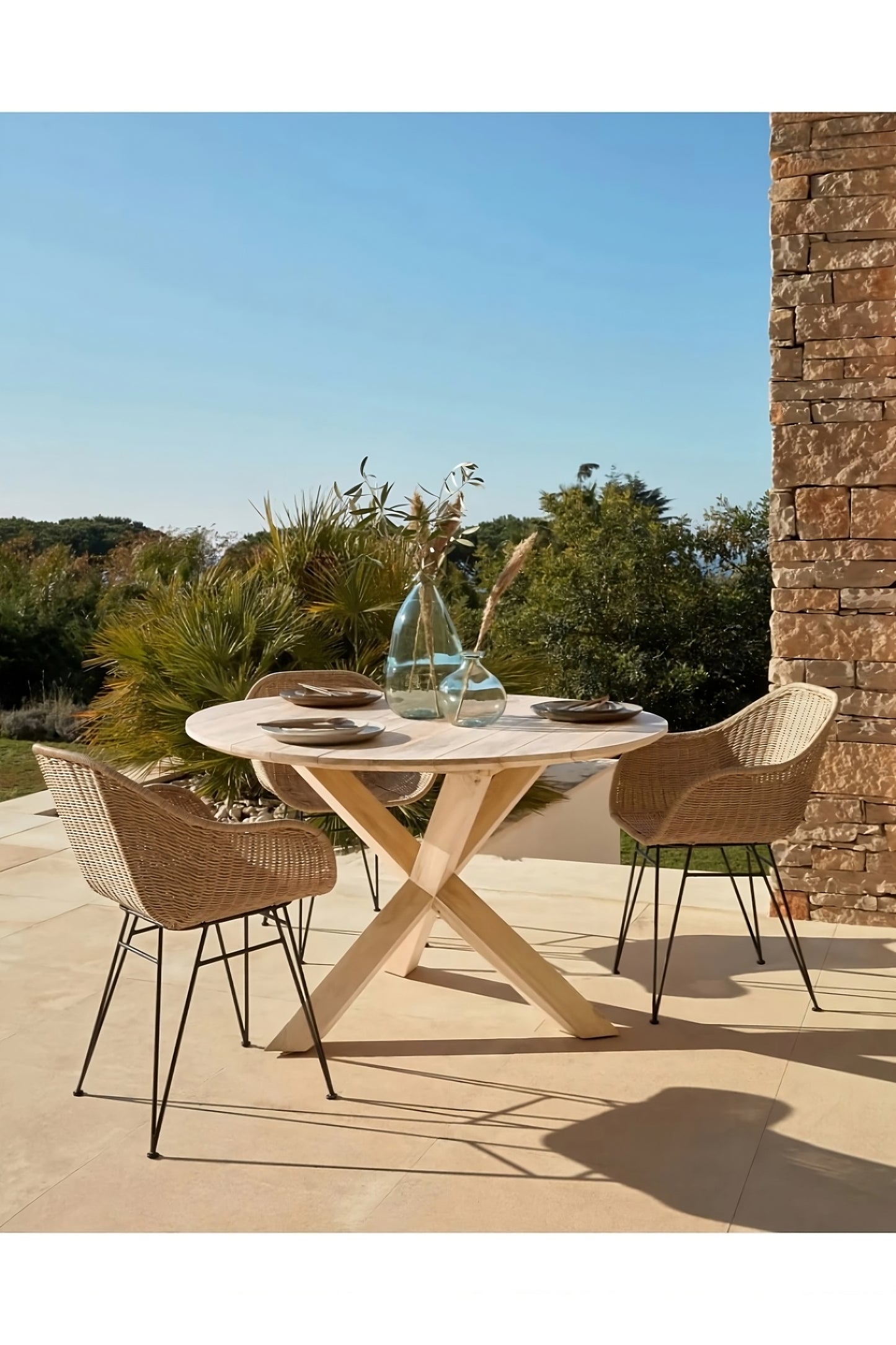 Round Teak Garden Table | La Forma Teresinha