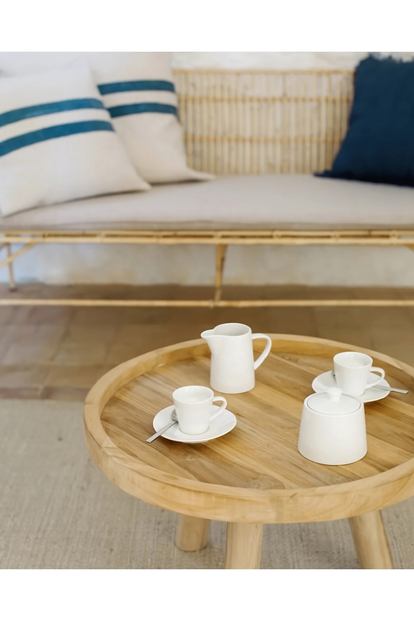Round Tripod Coffee Table | La Forma Glenda