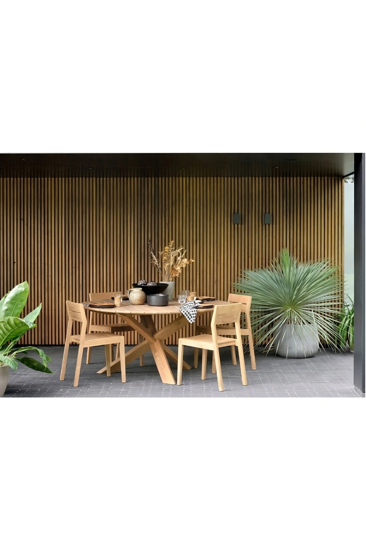 Solid Teak Outdoor Dining Table | Ethnicraft Circle
